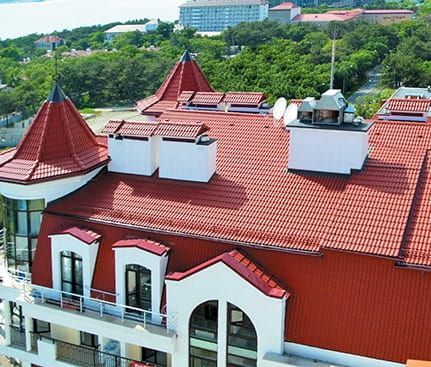 Крыша дома с натуральной черепицей BRAAS Франкфуртская цвета вишня