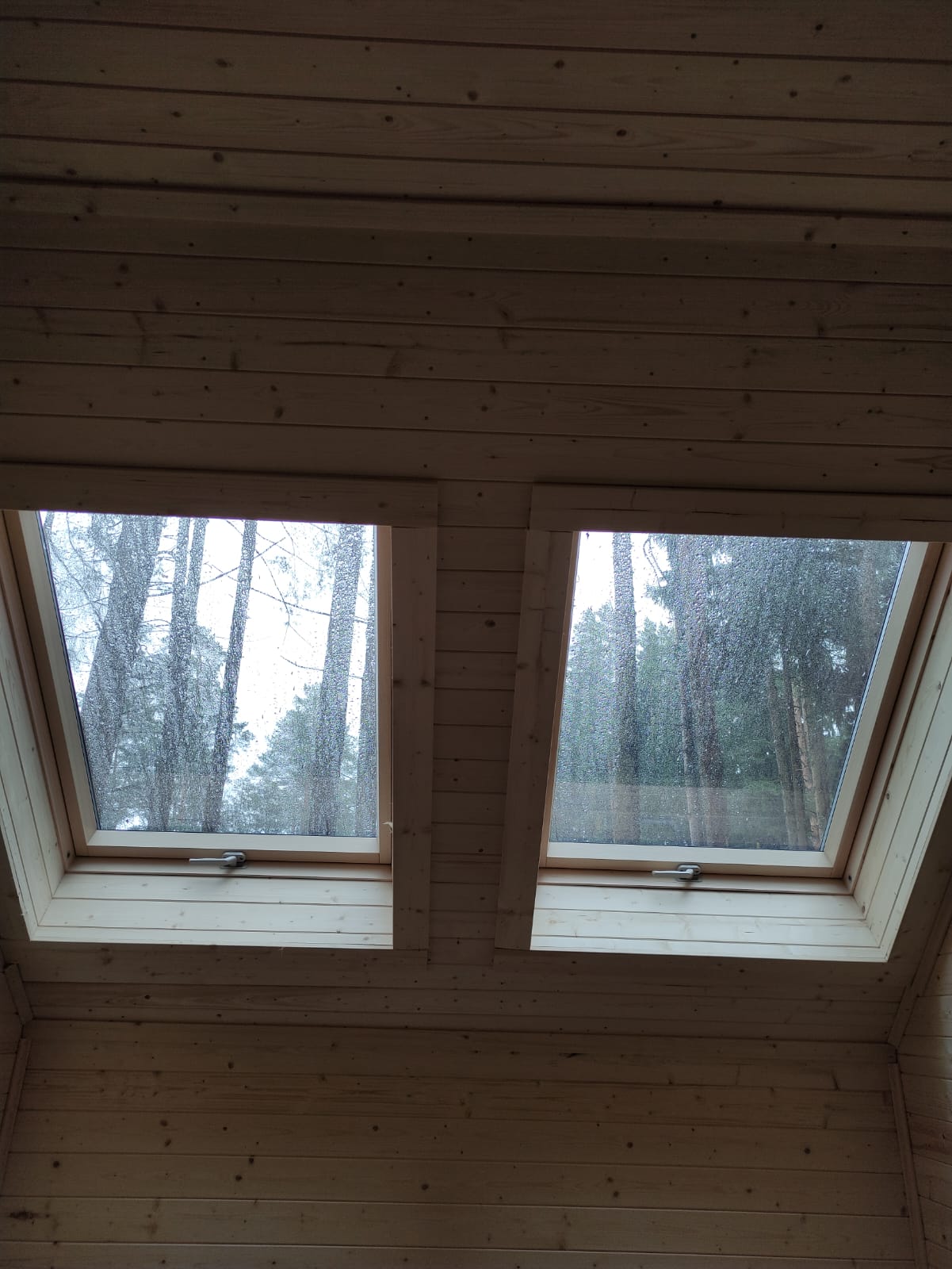 Монтаж откосов 2 мансардных окон VELUX из вагонки