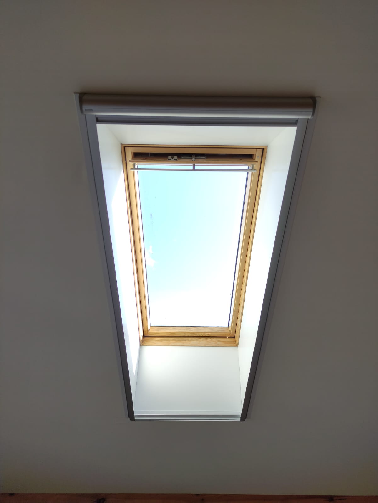 Оригинальные откосы VELUX FAKRO для мансардного окна — пример работы Feliz House